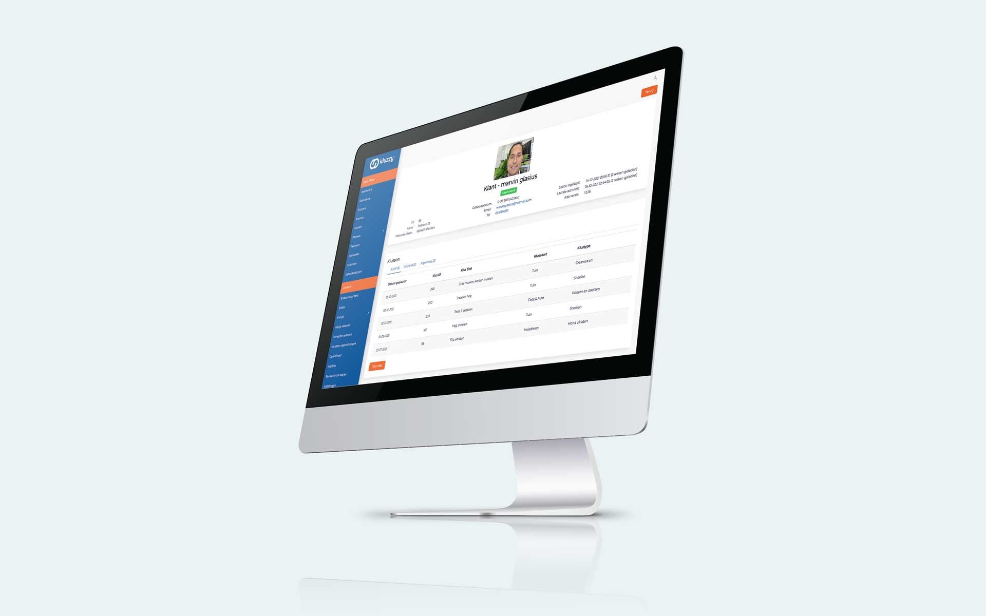 Klantprofiel met klusoverzicht in het Kluzzy-dashboard op een iMac