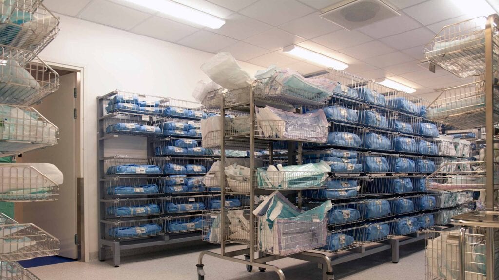Opslagruimte in een ziekenhuis met rekken vol steriele medische materialen