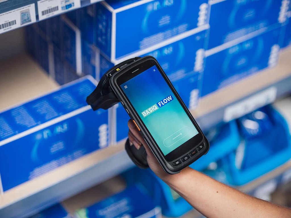 RFID-handheld scanner met de Basiq Flow-app bij schappen met producten
