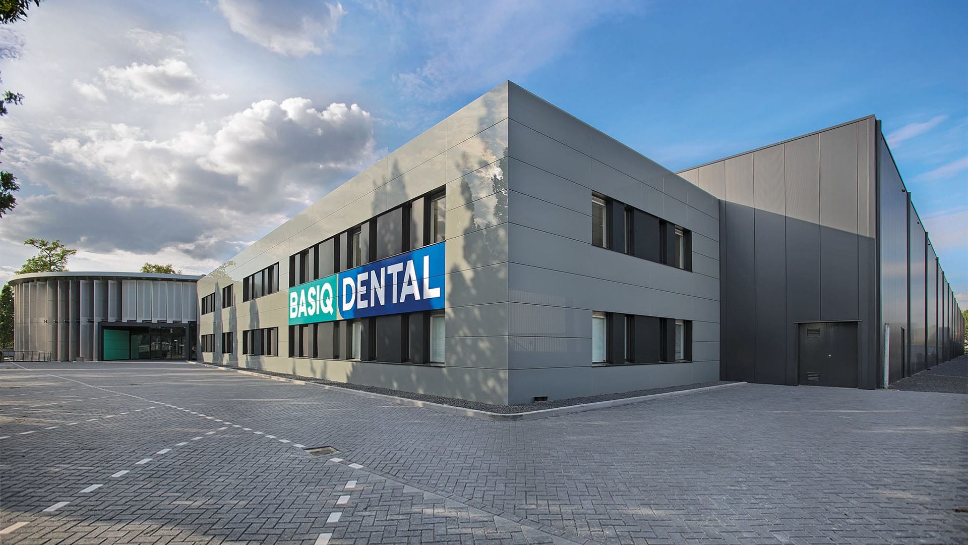Bedrijfspand van Basiq Dental met logo op de gevel