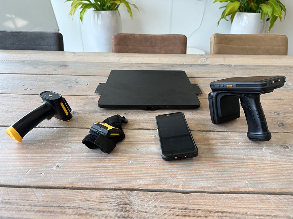 RFID-hardware op tafel: handscanners, ringscanner, handheld en een RFID-pad