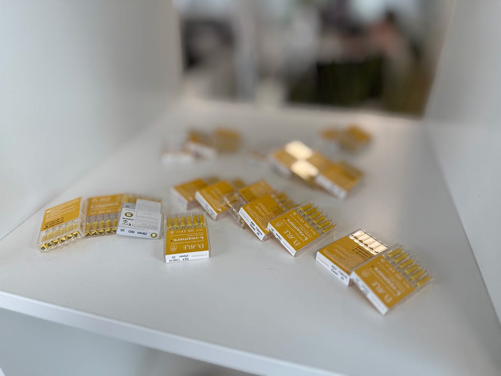 Verpakte RFID-tags uitgestald op een witte plank