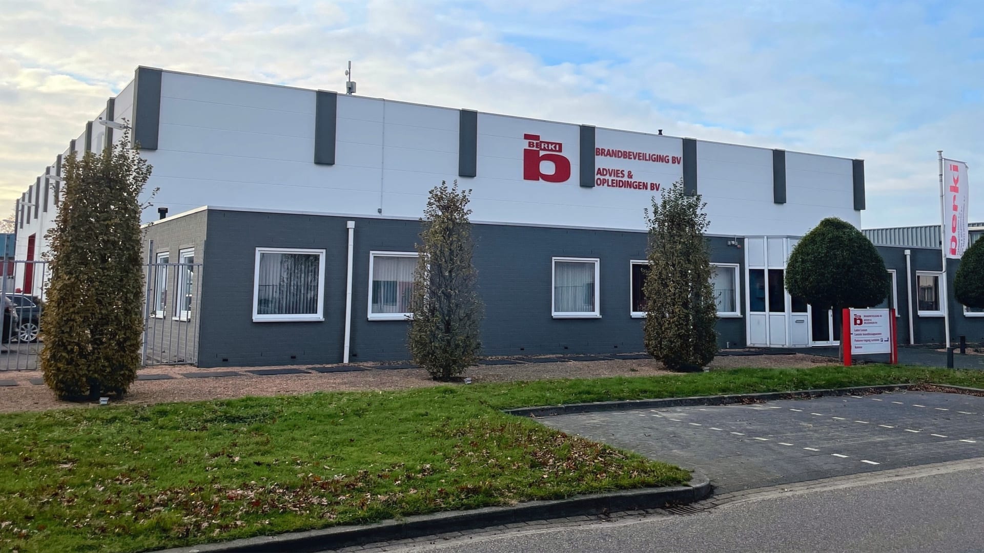 Bedrijfspand van Berki Brandbeveiliging met logo op de gevel